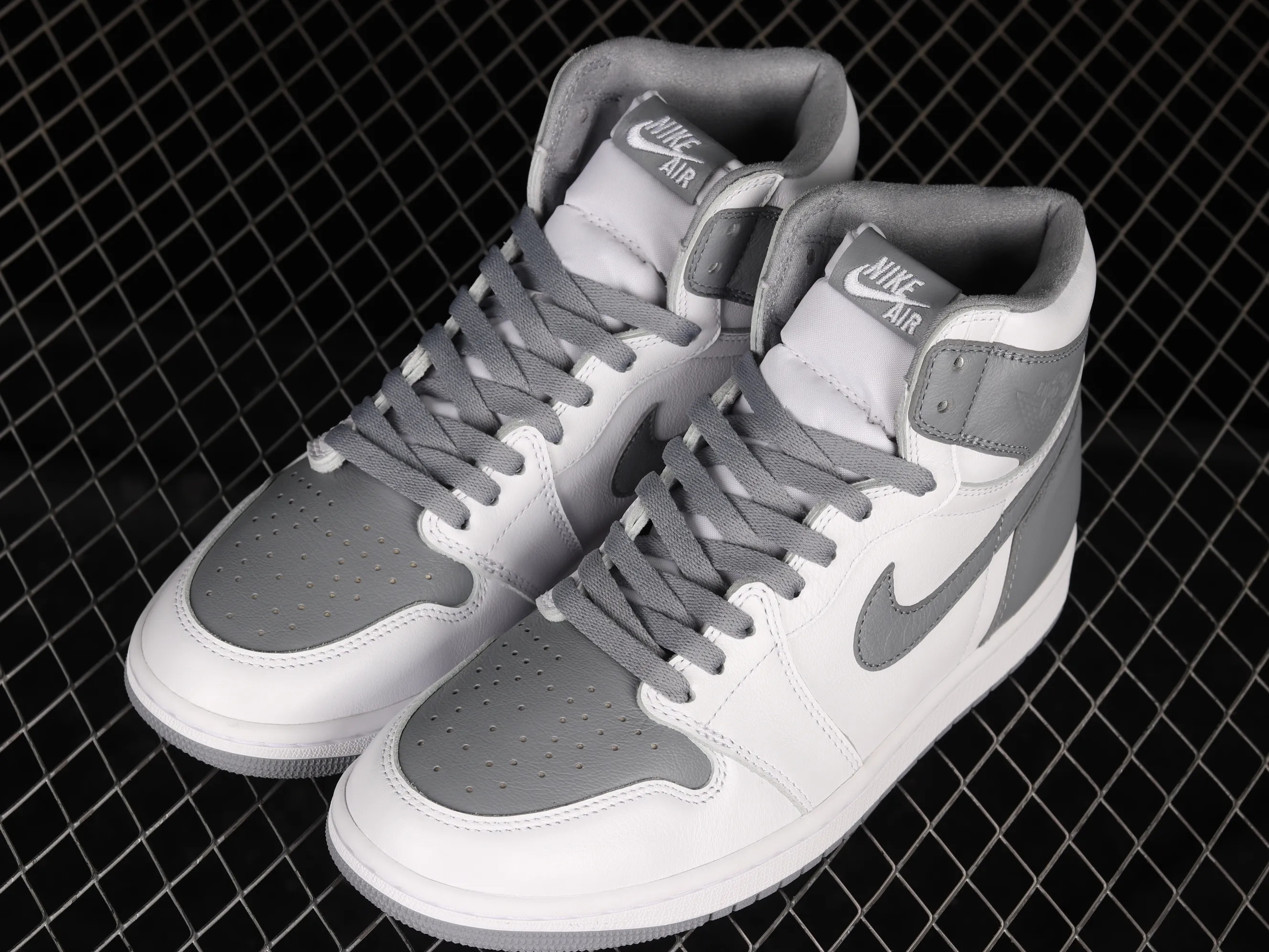 All categories Air Jordan Jordan series basketball shoes Air Jordan 1 High foreign trade version Air Jordan 1 High OG "Stealth" AJ1 Joe 1 white gray 555088-037